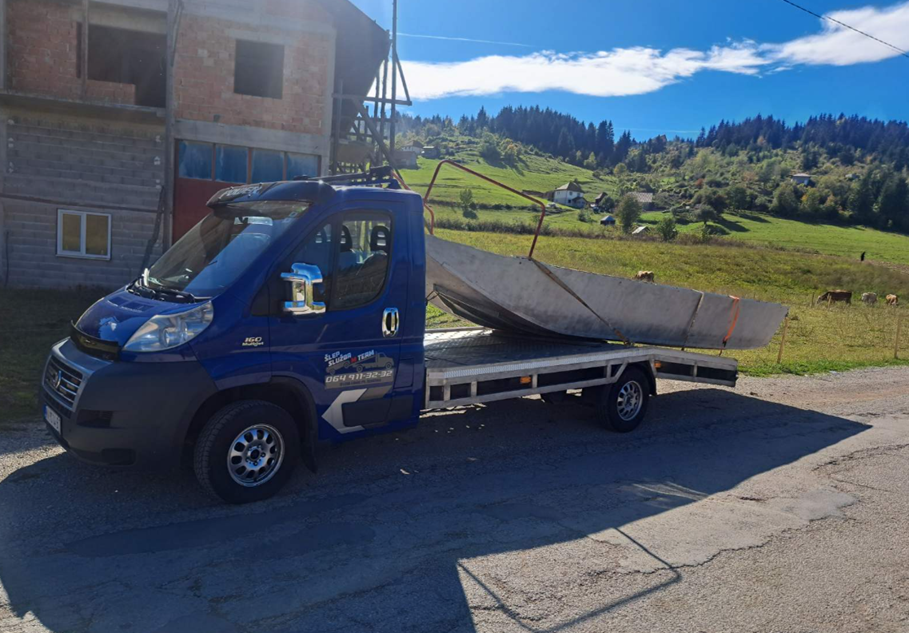 Transport metalne poljoprivredne konstrukcije šlep vozilom u planinskom selu