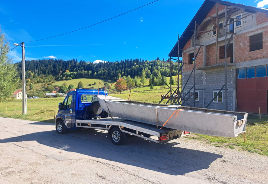 Šlep vozilo Nešo transportuje metalnu konstrukciju uz planinski pašnjak