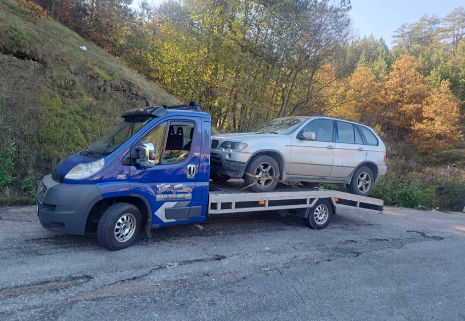 Šlep vozilo Auto Servisa Nešo prevozi terensko vozilo kroz planinski predeo